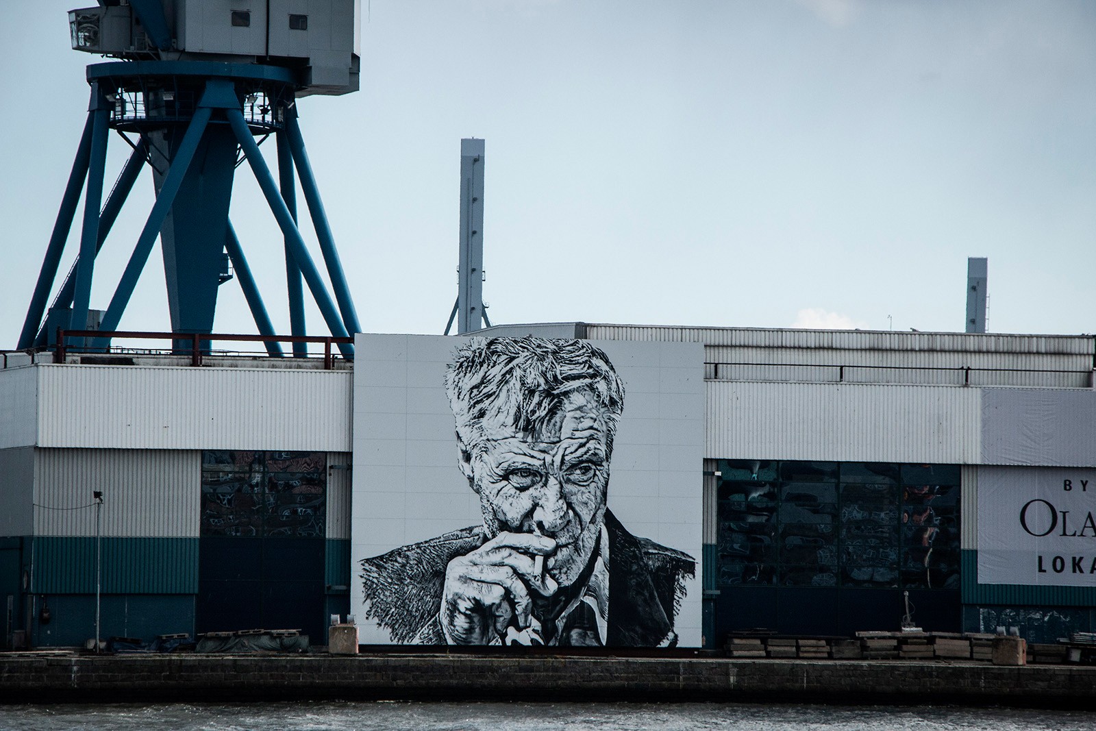 Gavlmalerier i Aarhus</br>Den tyske  graffitikunstner Hendrik Beikirch har udsmykket havnen med et portræt af Olav de LInde. Motivet i hans værk er ofte portrætter af mennesker lavet i stor format i byrummet. </br>Foto: Mariana Gil