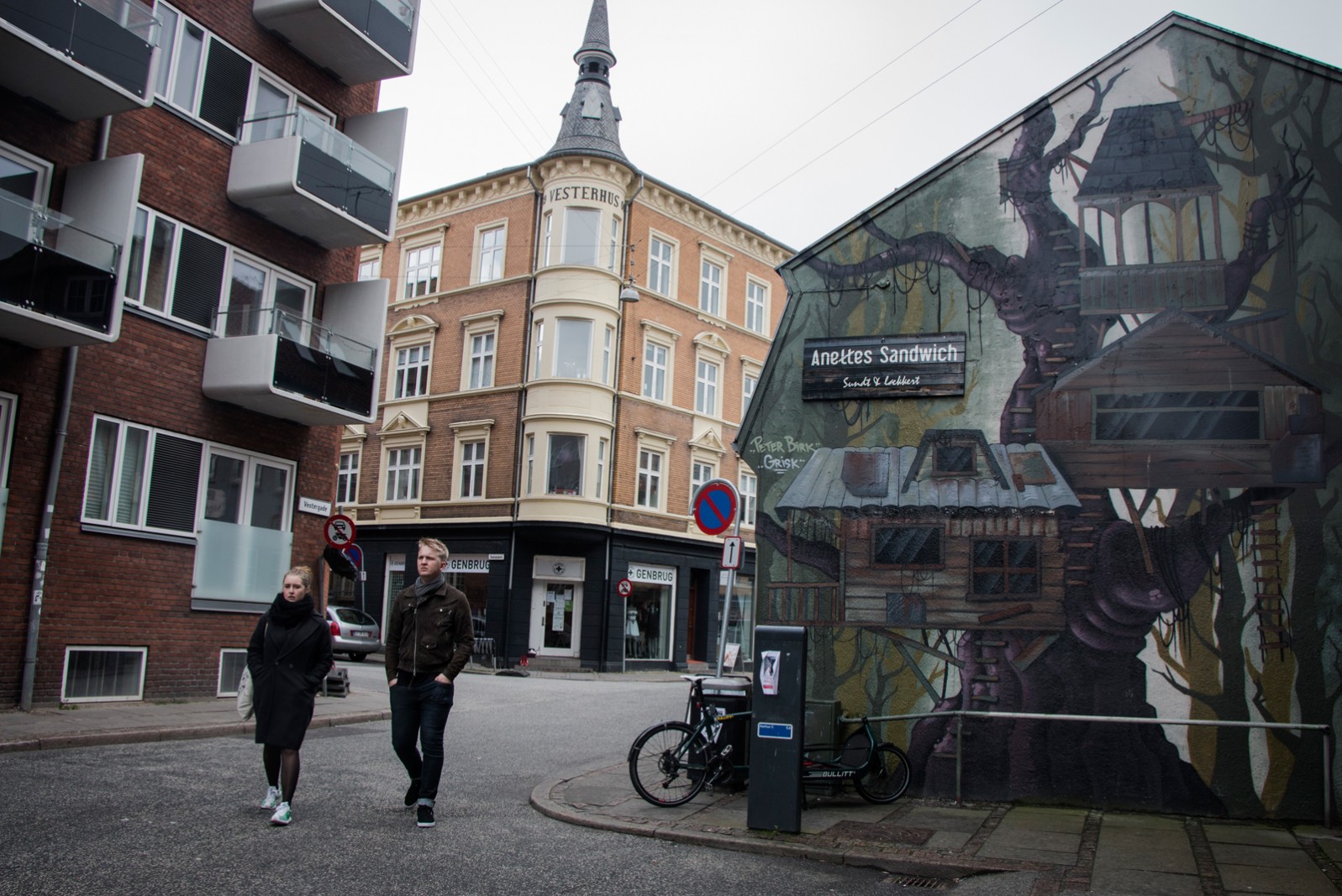 Gavlmalerier i Aarhus</br>Endnu et gavlmaleri malet af Peter Birk i starten af 2015 i Vestergade.</br>Foto: Mariana Gil