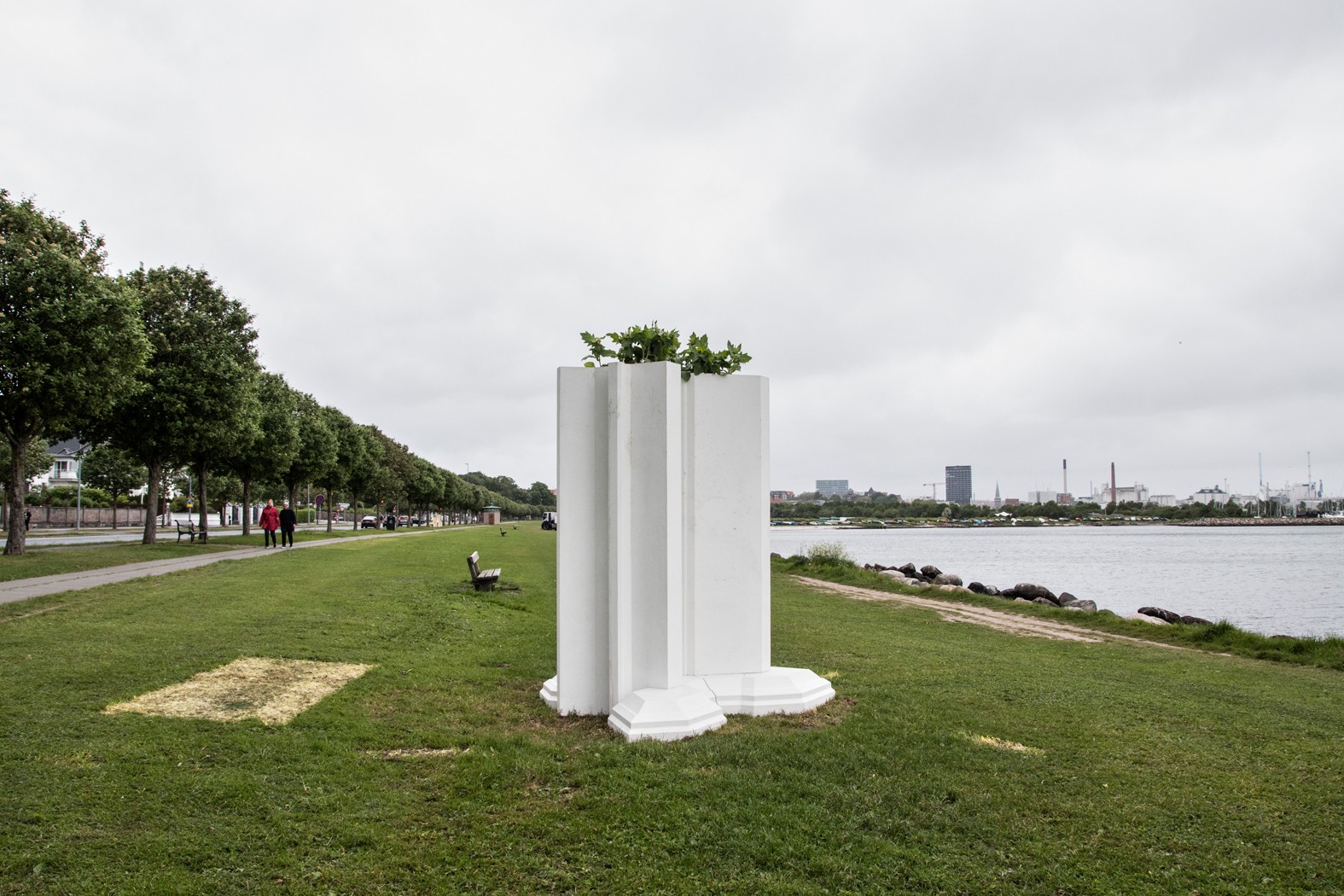 Aros Triennale The Garden, The present og The future billedserie</br>Superflex: Investment Bank Flowerpots, Aros Triennale The Garden.</br>Foto: Mariana Gil