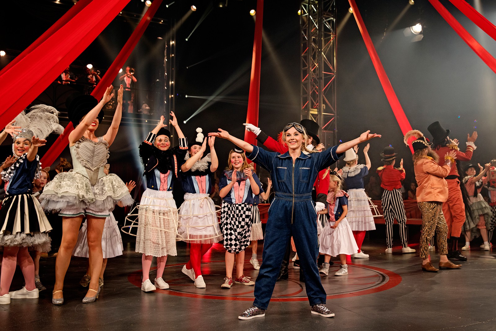 Cirkus Summarum: Sæt børnene fri</br>Motor Mille foran boblemor og alle cirkusbørnene.</br>Foto: PR-foto / DR - Agnete Schlichtkrull 