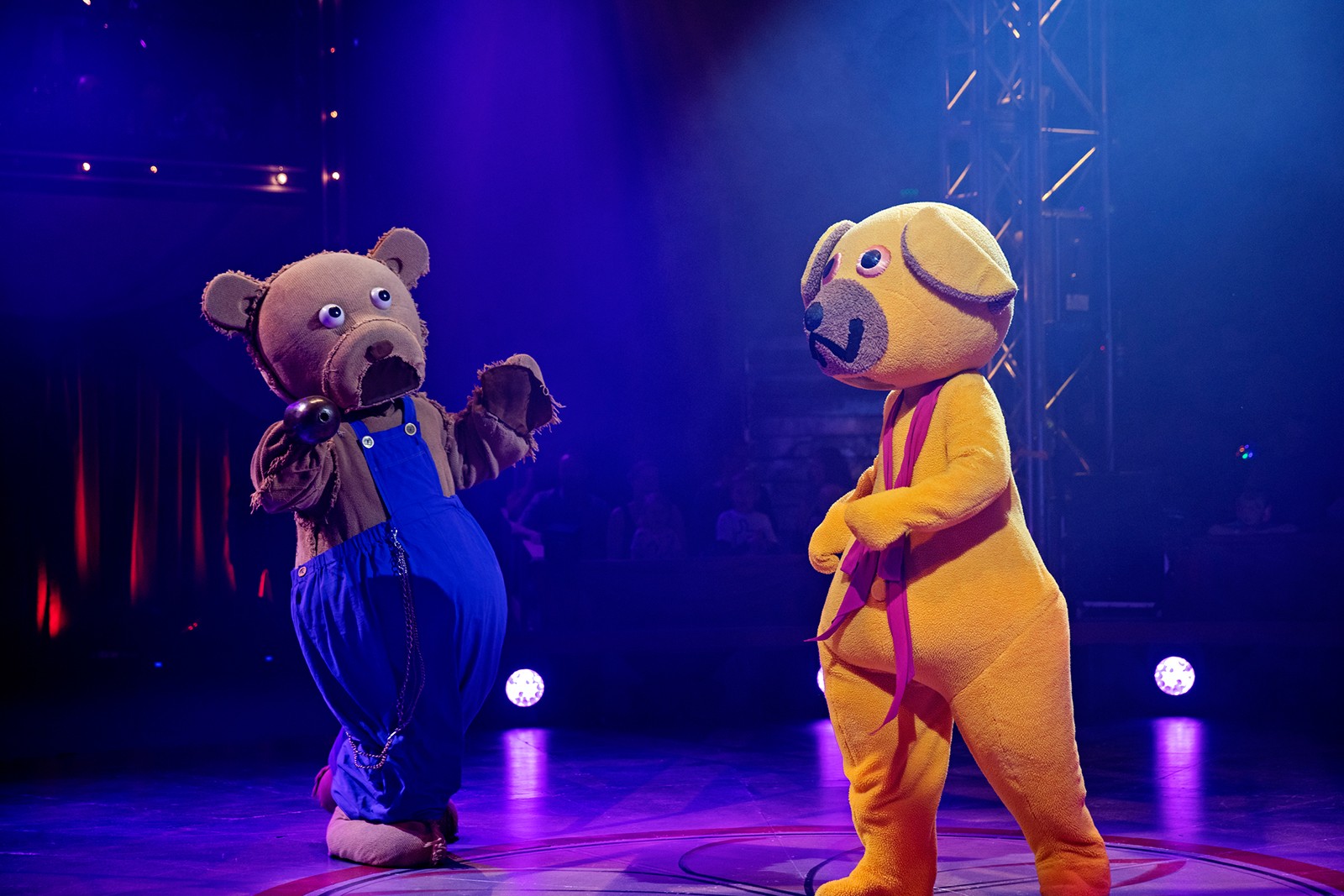 Cirkus Summarum: Sæt børnene fri</br>Bjørnen Bruno og Bamse har et glansnummer med en lang kavalkade af sange.</br>Foto: PR-foto / DR - Agnete Schlichtkrull 