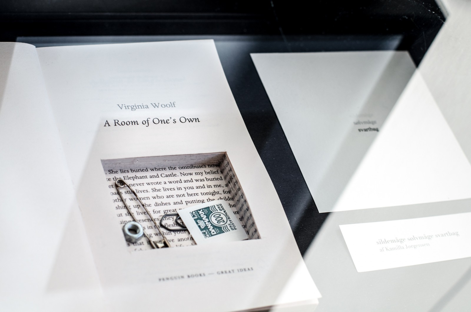 I værkstedet: Billedkunstner Kamilla Jørgensen i KH 7</br>Værket ’a room of one’s own’, der fortolker Virginia Woolfs’ roman af samme navn. Hulrum er udskåret i bogen til opbevaring af små hverdagsting.
<br /></br>Foto: Line Beck