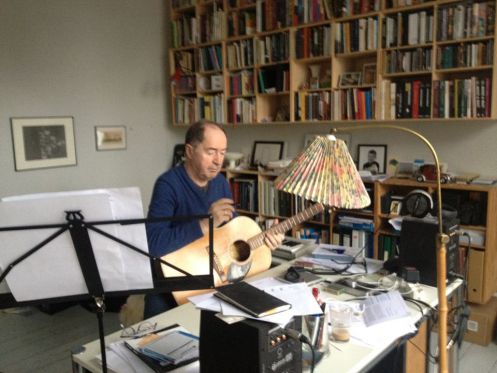 Niels Skousen: I ensomheden finder ordene deres naturlige orden</br>Niels Skousen i arbejdsværelset med sin guitar.</br>Foto: Privatfoto / Niels Skousen