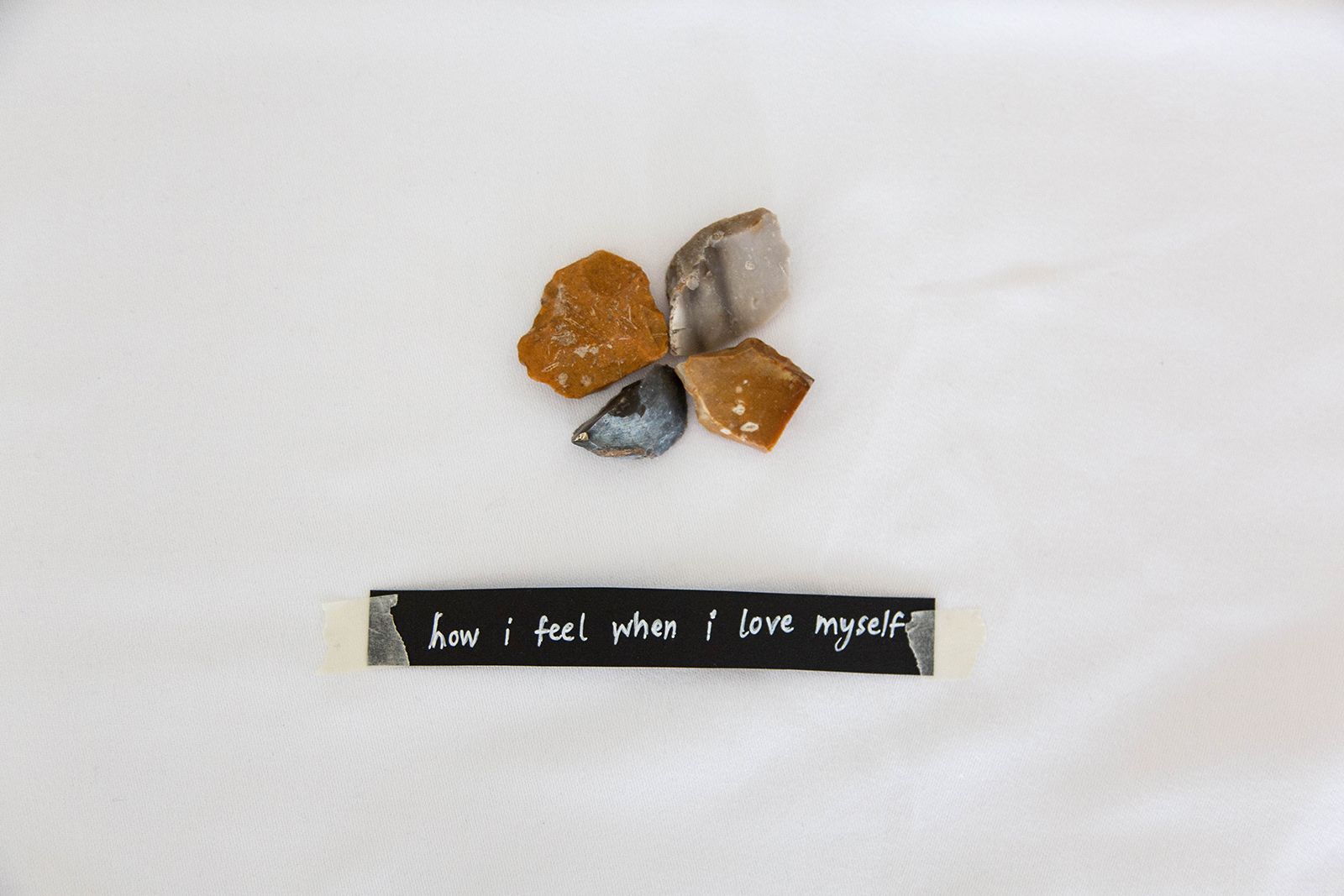 BILLEDSERIE: På besøg hos Flux Factory i ARoS Atelier</br>Fluxer illesha Khandelwal kategoriserer også stenene i forhold til sine følelser. </br>Foto: illesha Khandelwal