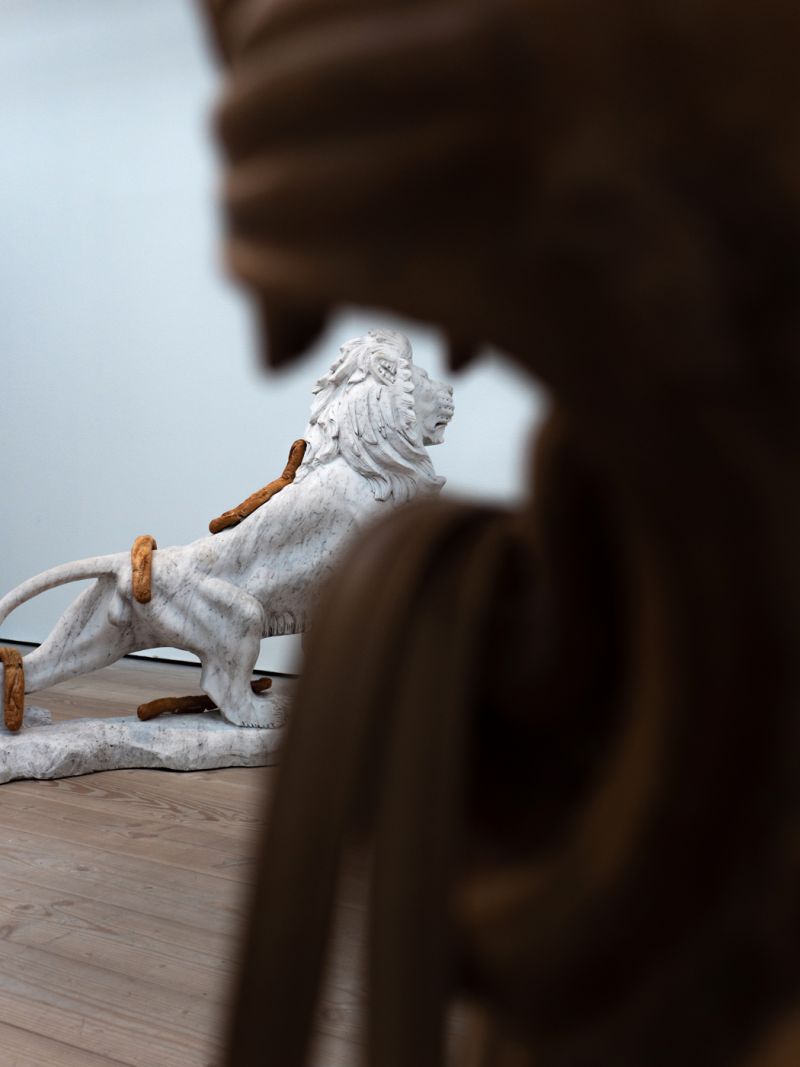Nina Beier på GL. STRAND - BILLEDSERIE</br>“Løveskulpturen er et godt eksempel — et sted repræsenterer den beskyttelse, et andet dominans og prestige, og et tredje er den symbol på, at husets lån er betalt ud,” skriver Kunstforeningen GL STRAND. </br>Foto: Amalie Corfix