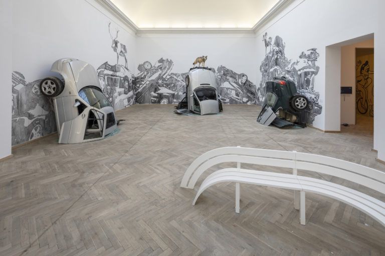 BIG ART på Kunsthal Charlottenborg - BILLEDSERIE</br>'Big Art', Jeppe Hein 'Modified Social Bench' (2012) og Victor Ash 'Car Mountains' (2018).</br>Foto: Anders Sune Berg