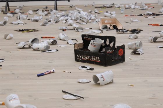 Rose Ekens udstilling Afterbeat er fortællingen om det levede liv</br>På gulvet ligger nedtrampede øldåser, plastikkrus og cigaretskodder – alt sammen lavet i keramik.</br>Foto: Kulturmagasinet Fine Spind - Teodora Biberovic 