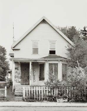 Joachim Koesters nye udstilling på SMK går på opdagelse i historien og sindets udkant</br>Joachim Koester, Some Boarded Up Houses. 2009-2013.</br>Foto: PR-foto / Joachim Koester