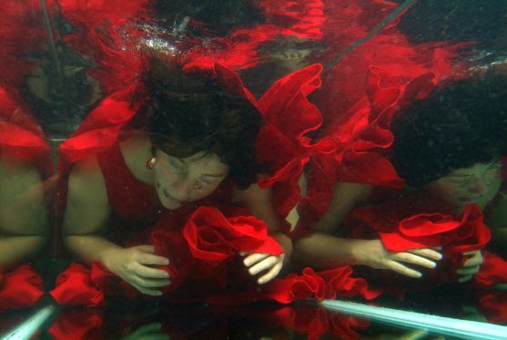 AquaSonic er en kompromisløs opdagelsesrejse under vand</br>Laila Skovmand synger under vand.</br>Foto: Per Victor