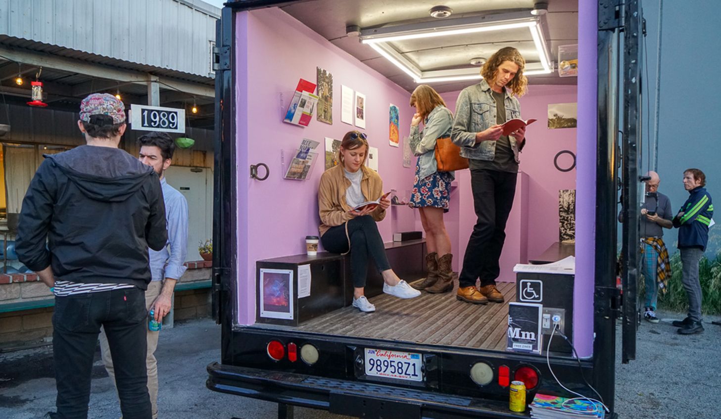 Ceci Moss parkerer sin galleri-lastbil i Los Angeles og kommer til Aarhus</br>Galleriet Gas fungerer med sin lastbil som en mobil, autonom og eksperimenterende platform.</br>Foto: Larin Sullivan