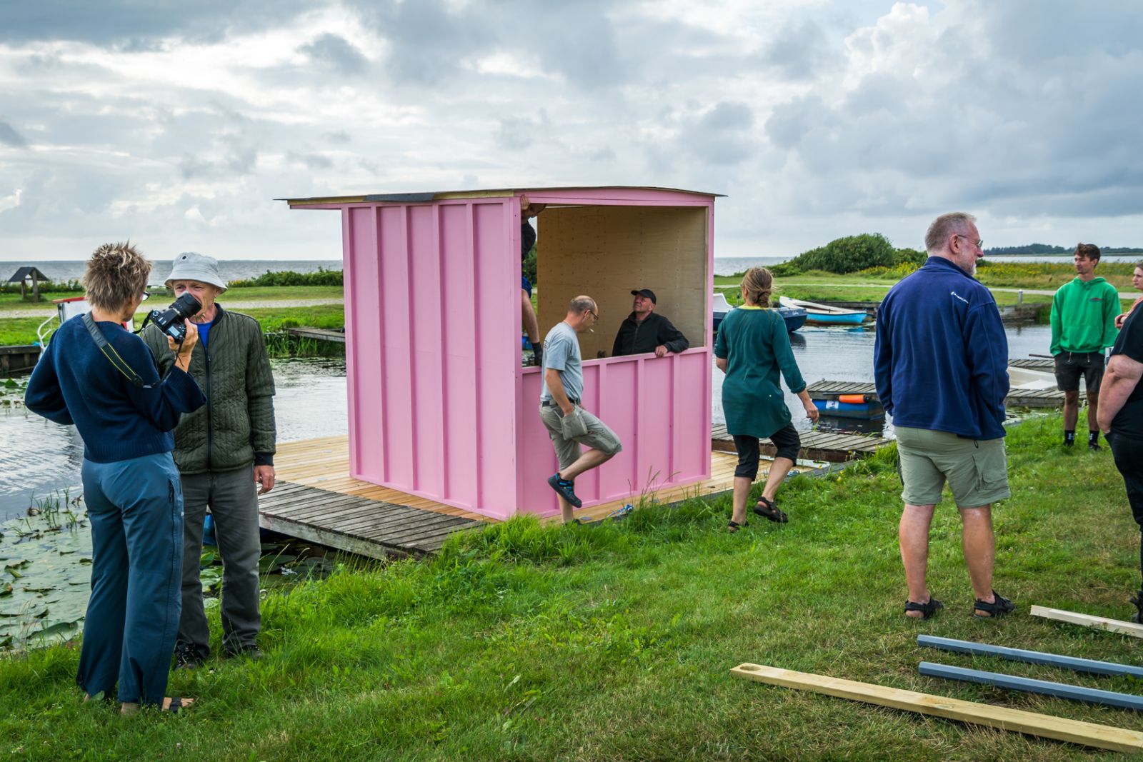 Kunst i fiskerhytter, auktionshaller og private lader ved Nissum Fjord</br>Der har været gang i et helt lokalmiljø under forberedelserne til Meetingsfestivalen.</br>Foto: PR-foto