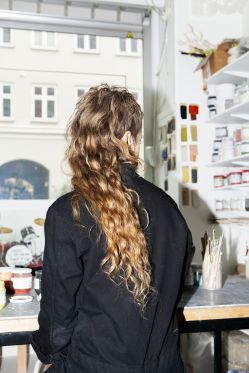 Rock'n' roll i keramik, bronze og broderi</br>Det er fortællingen om os og de spor vi efterlader. Det er scenen uden mennesker. Og så bliver tingene, der er tilbage, til aktøren,” siger Rose Eken. Her sidder hun ved sit arbejdsbord.</br>Foto: Erika Svensson