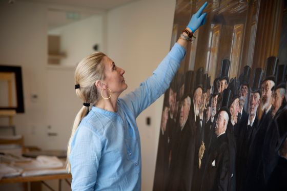 Kunsten at konservere</br>Anne Trollehave arbejder på P. S. Krøyers monumentale gruppeportræt ‘Fra Københavns Børs’</br>Foto: Skagens Kunstmuseer