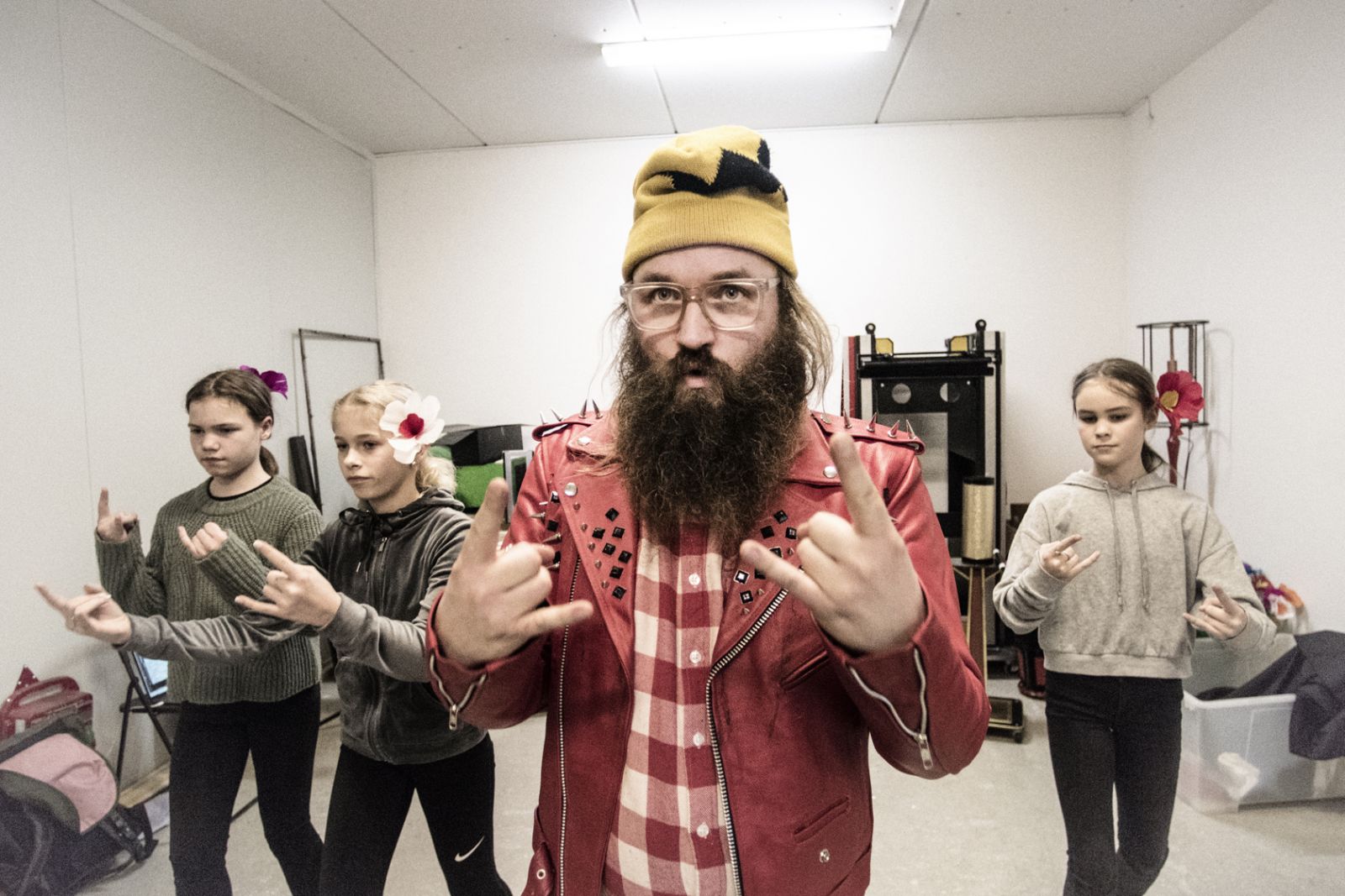 Onkel Reje øver på sit Mega Heavy Trylleshow</br>Mads Geertsen uddeler venligt dessiner til pigerne, mens han afslører sin fortid som breakdancer.
<br /></br>Foto: Hekke Arensbak Hansen