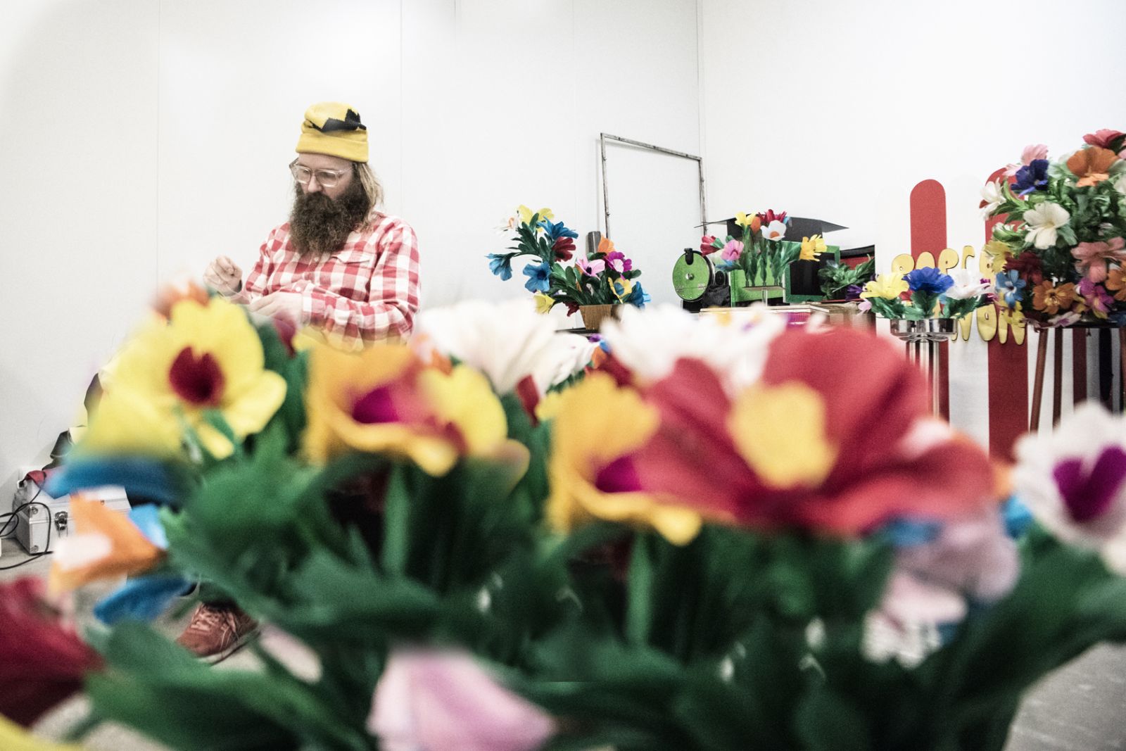 Onkel Reje øver på sit Mega Heavy Trylleshow</br>Blomsterne har stået hjemme i i mads Geertsens hus, inden de blev shippet afsted til øvelokalet. </br>Foto: Hekke Arensbak Hansen