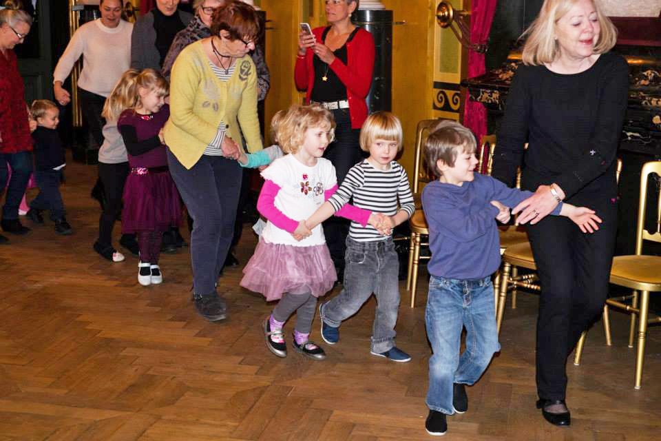 Giv børnene en kongelig danseoplevelse</br>Fru Bugge gør meget ud af gamle dyder som at give hånd, bukke og neje, men der er også plads til sjov. </br>Foto: Det Kongelige Teater – Lone Israrelsen