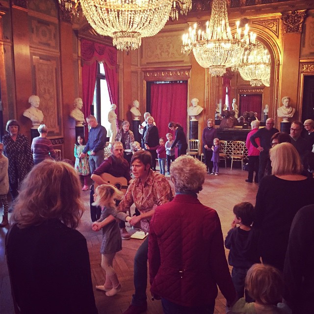 Giv børnene en kongelig danseoplevelse</br>Bedsteforældrene er med sammen med børnene. </br>Foto: Det Kongelige Teater – Lone Israrelsen