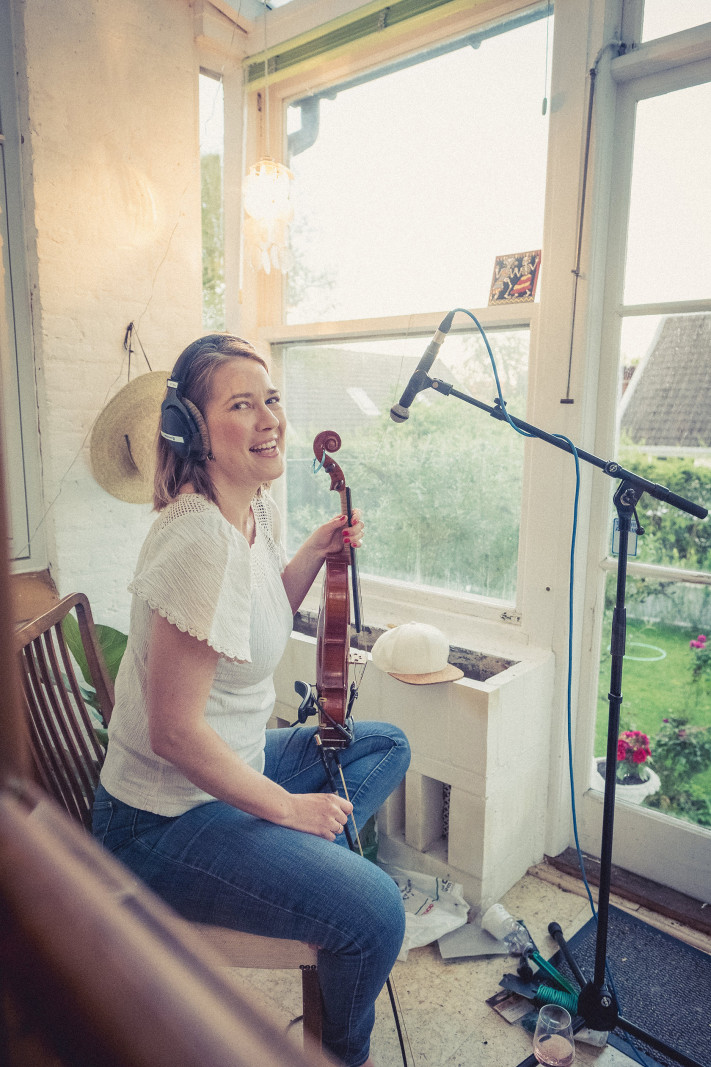 Upopulær Mekanik spiller dansksproget, poetisk og halvkrøllet musik om reptilhjertet</br>Iris Marie Jakobsen som spiller bratsch.</br>Foto: Kim Vestergaard