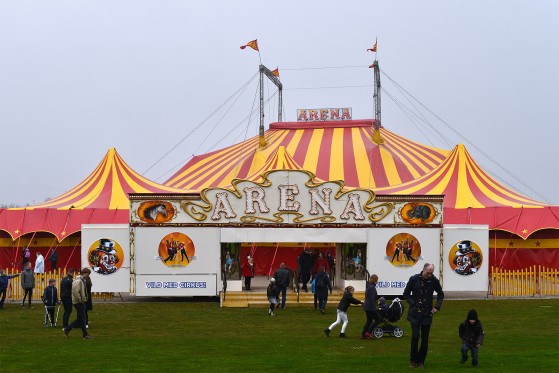 Elefanten laver stort i manegen</br>Cirkus Arena på Tangkrogen</br>Foto: Jørn Therkildsen