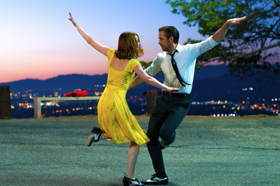 FARVESTRÅLENDE NOSTALGI OG EN HILSEN TIL DRØMMERE</br>Emma Stone og Ryan Gosling i filmen La La Land </br>Foto: PR-billede / Nordisk Film Distribution A/S
