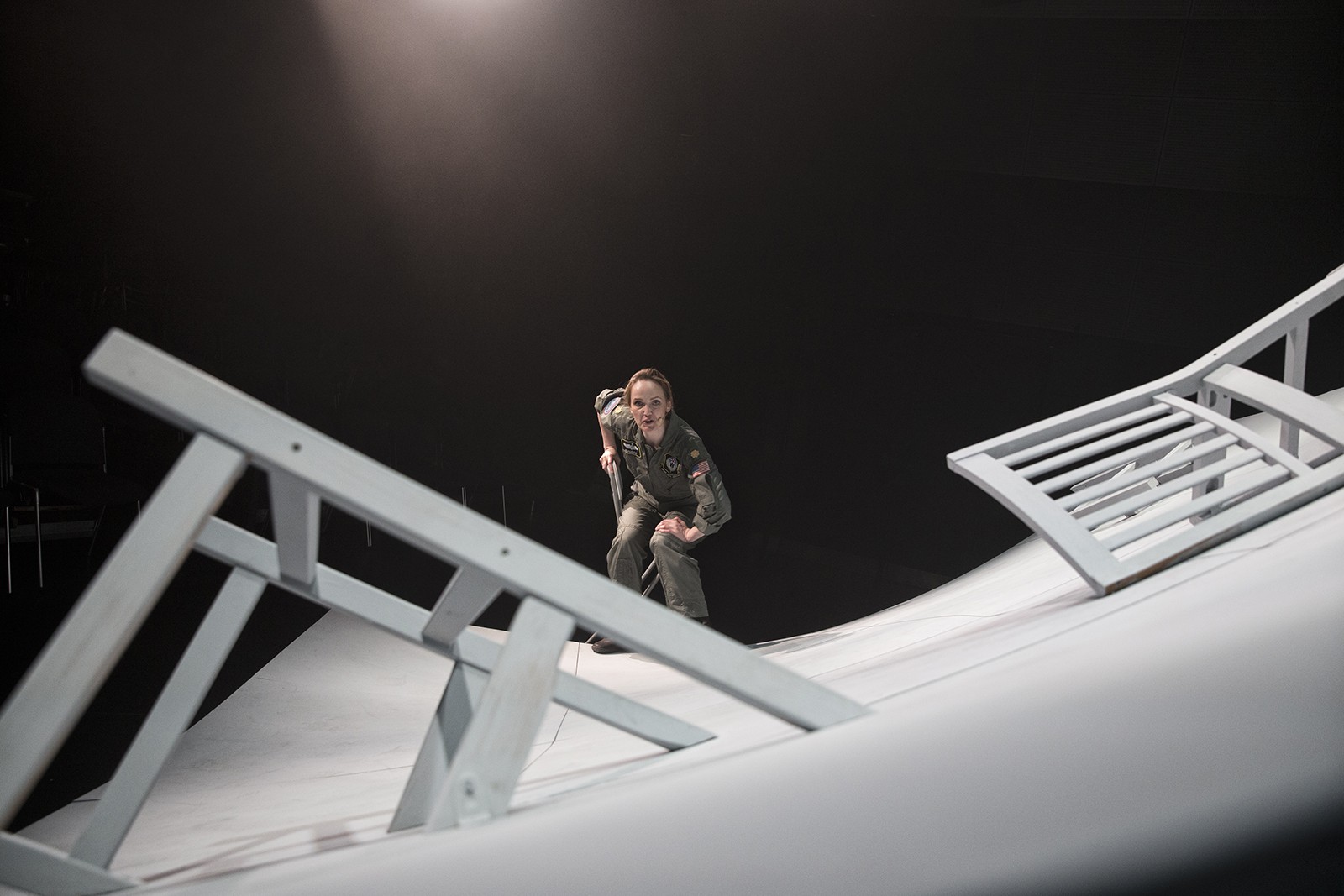 EN JAGERPILOT MED STÆKKEDE VINGER</br>Piloten skal navigere mellem de krævende roller som soldat, hustru og mor.</br>Foto: PR-Foto / Teatret Svalegangen