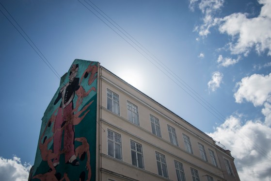 Gavlmalerier i Aarhus</br>Maleri af Andrzej Kowalczyk malet under Århus Festuge i 1990. Motivet er inspireret af Édouard Manets Fløjtespilleren.</br>Foto: Mariana Gil