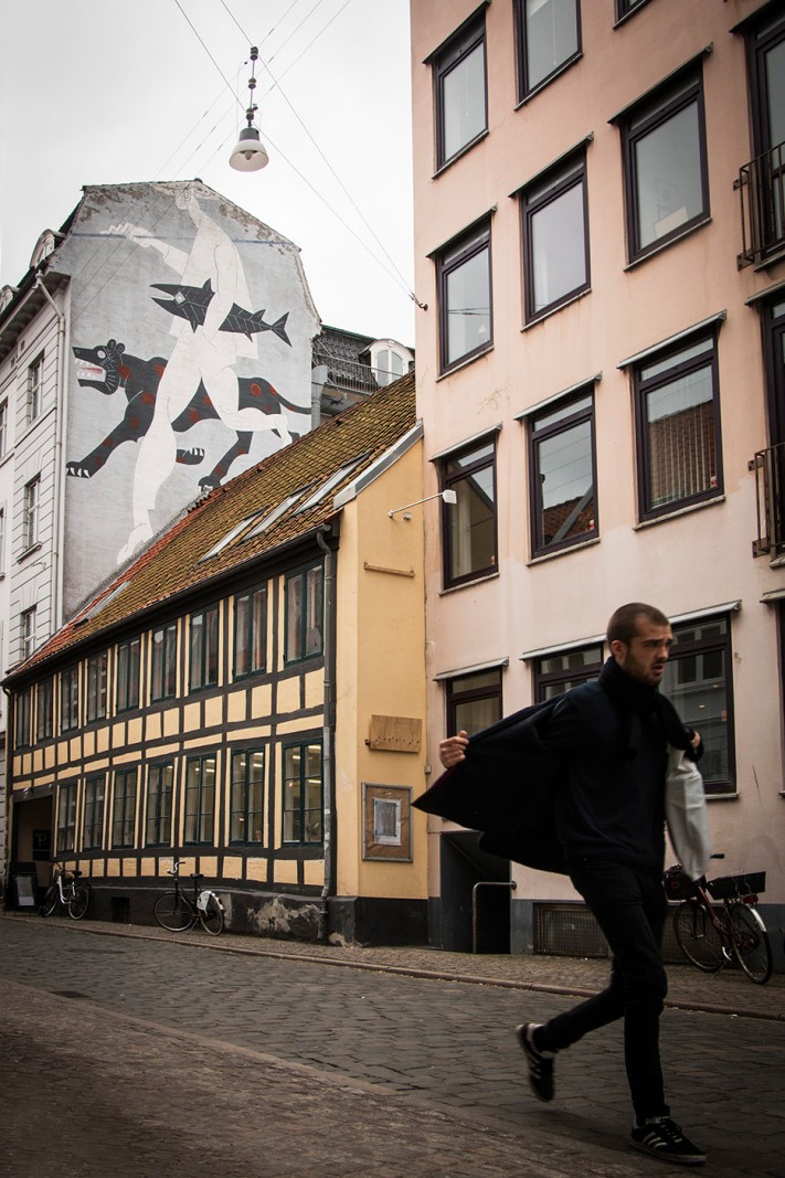 Gavlmalerier i Aarhus</br>Vi har været på en rundtur i den europæiske kulturhovedstad for at se på byen historiske gavlmalerier. 
<br />
<br />Her ses Man With a Beast af Stanislaw Wejman i Rosensgade.
<br /></br>Foto: Mariana Gil