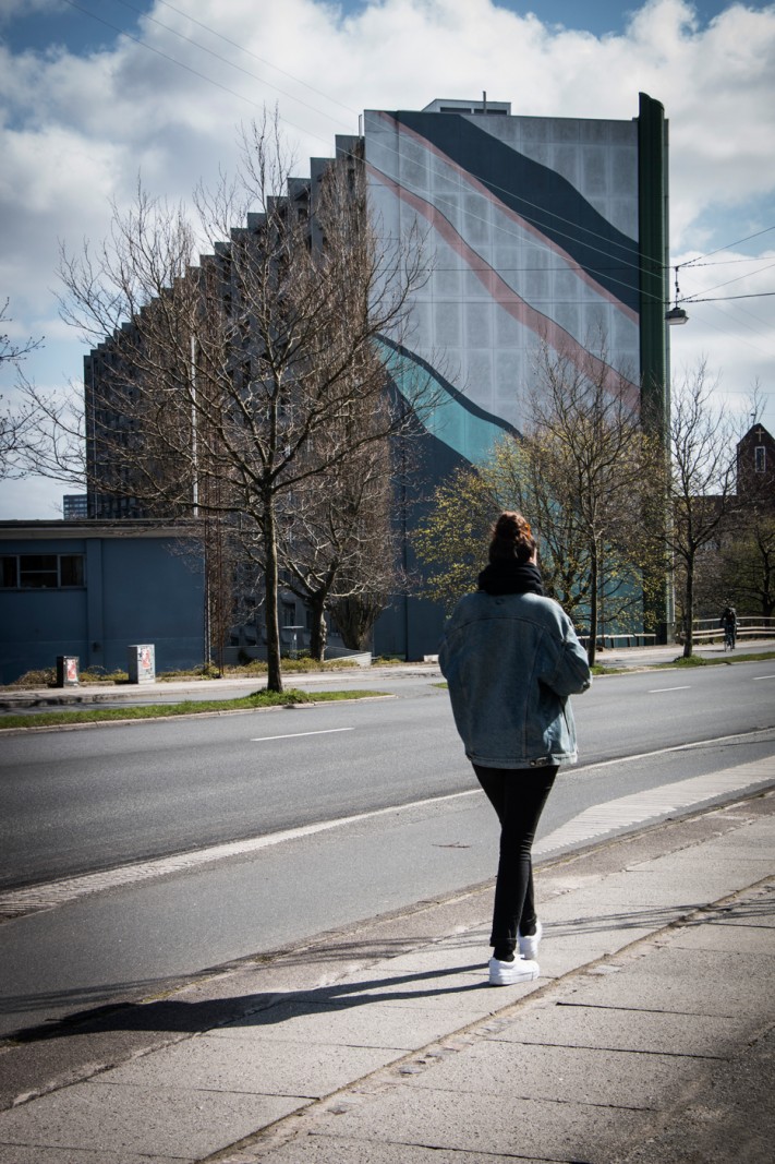Gavlmalerier i Aarhus</br>I Langelandsgade er der to bygninger malet af kunstneren Ulf Røll Larsen. 
<br /></br>Foto: Mariana Gil