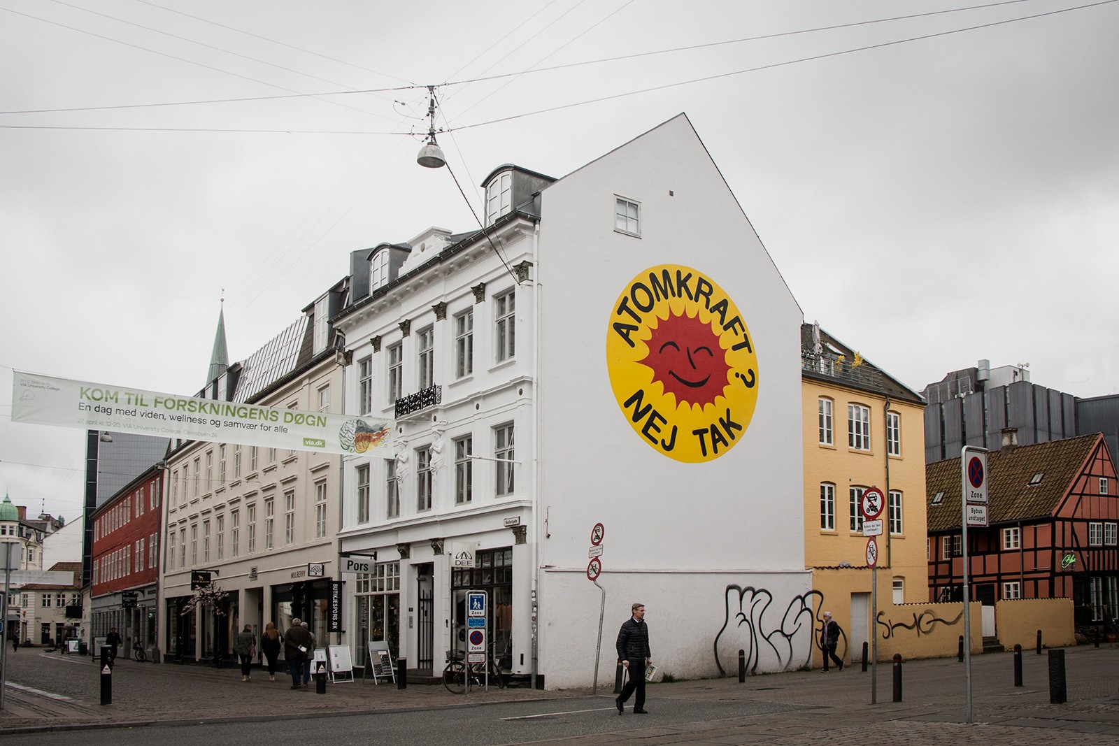Gavlmalerier i Aarhus</br>Gavlmaleriet kan ses på Vestergade. Logoet til Atomkraft? Nej tak er designet af aktivisten Anne Lund i 1975. Solmærket er blevet et af de mest berømte logoer i verden.</br>Foto: Mariana Gil