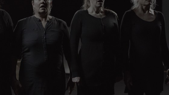 Larmende stilhed</br>Det meste af lydbilledet på KIND OF NOISY SILENCE består af korets vejrtrækning.</br>Foto: Stilbillede fra KIND OF NOISY SILENCE af Hanne Nielsen og Birgit Johnsen