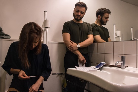 Frustrationer og sprængte facader: Intens nærhed i Premiere</br>Det virker ægte og bevægende, når Anne Plauborg panisk tisser på graviditetstesten på toilettet.</br>Foto: Mariana GIl