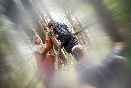 Orms rejse følger slægters gang ad skovstier</br>Forestillingen tager publikum med helt ind i skoven og væk fra de vante oplevelser i skoven.</br>Foto: PR-foto / Wunderland - Iga Kuriata, Moesgaard Museum