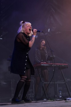 Katinkas poetiske vildskab på Northside</br>Katinka Bjerregaard forsanger og Marie Hageltorn</br>Foto: Copyrights Jonatan Nothlev