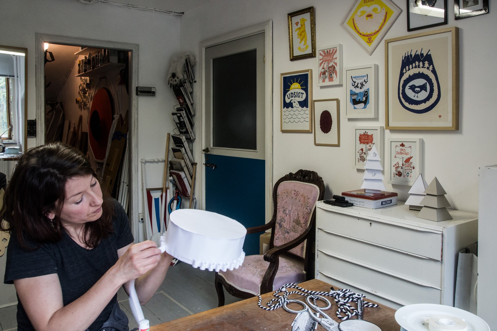 Kom med på besøg i værkstedet hos En hemmelig klub</br>Sidste år præsenterede En hemmelig klub et parykmageri, Her kunne komme ind fra gaden og lave sig en paryk i papir.</br>Foto: Mariana Gil