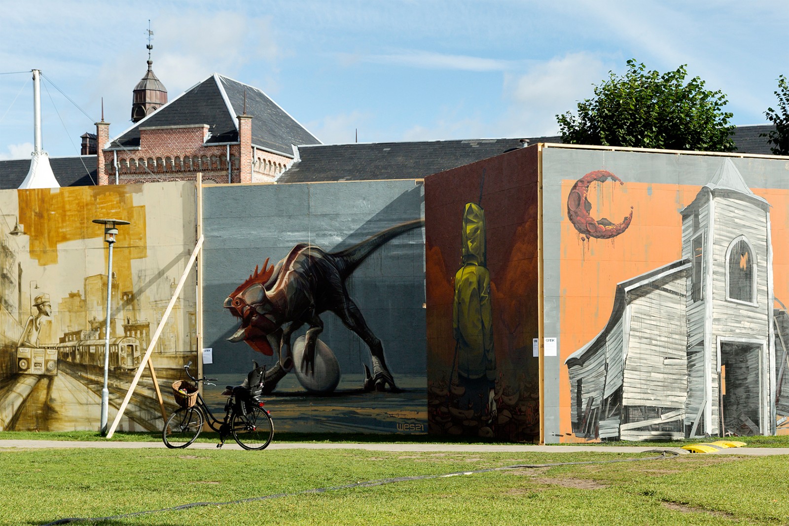 Fra gaden til galleriet</br>Opstillingen af de 4 færdigmalede vægge til sidste års Festuge. I år vil der være 60. </br>Foto: Martin Dam Kristensen