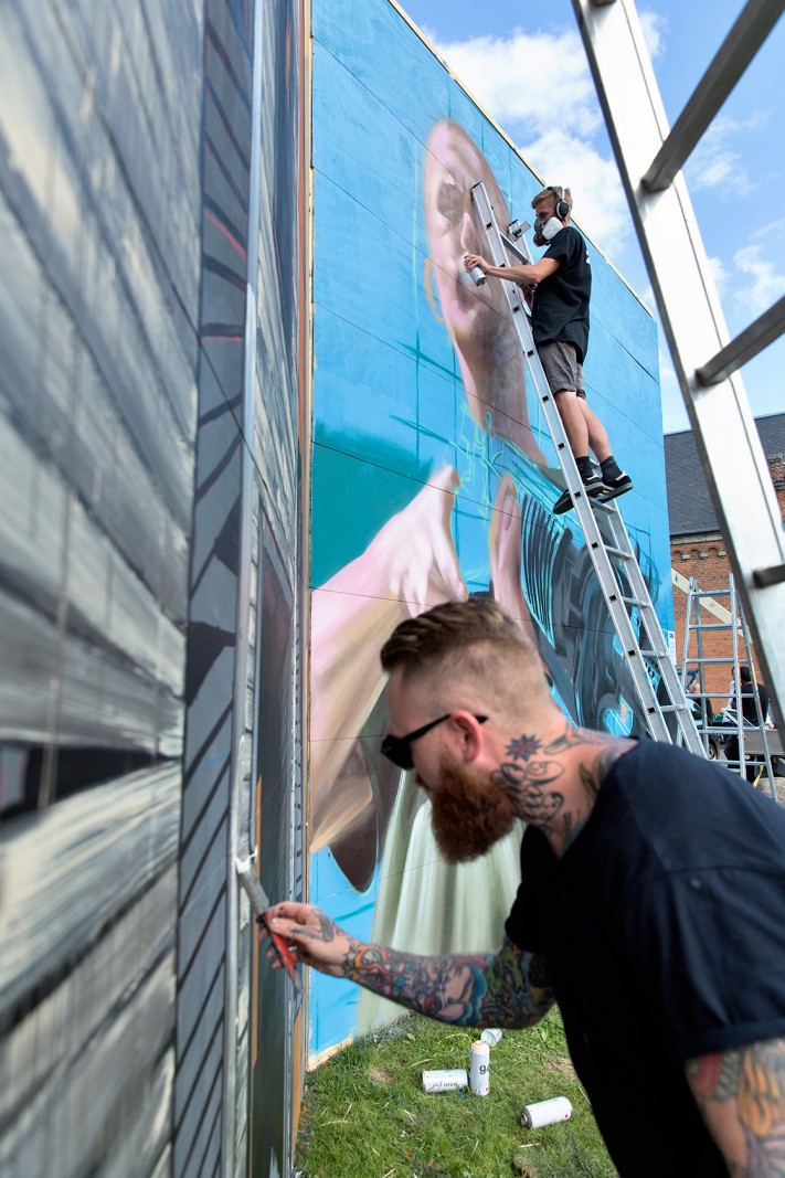 Fra gaden til galleriet</br>Peter Birk maler også i år to værker i løbet af Street Art Festivalen. </br>Foto: Martin Dam Kristensen