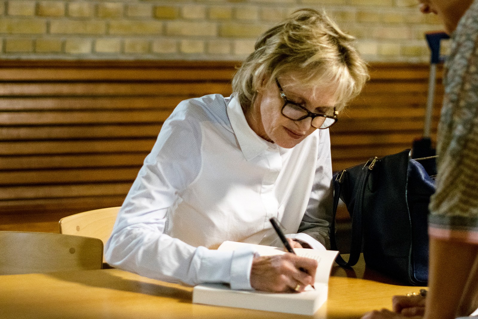 Siri Hustvedt: Fiktion er en højtudviklet version af hvad-nu-hvis</br>Siri Hustvedt signerer bøger.</br>Foto: Authors in Aarhus - Ane Martine Lønneker