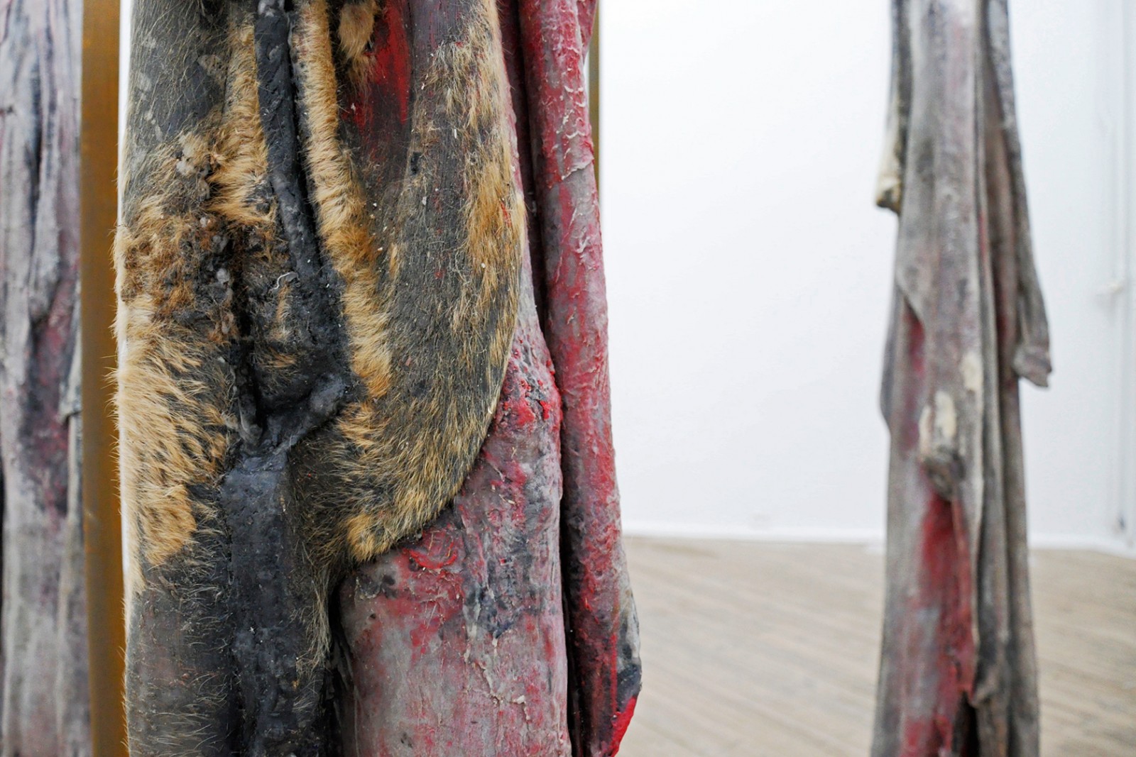 Berlinde De Bruyckere udstiller sære møder i døden</br>Berlinde De Bruyckere skaber sine  værker gennem en proces, hvor hun støber og modellerer i hærdet voks og dyreskind. </br>Foto: Kulturmagasinet Fine Spind