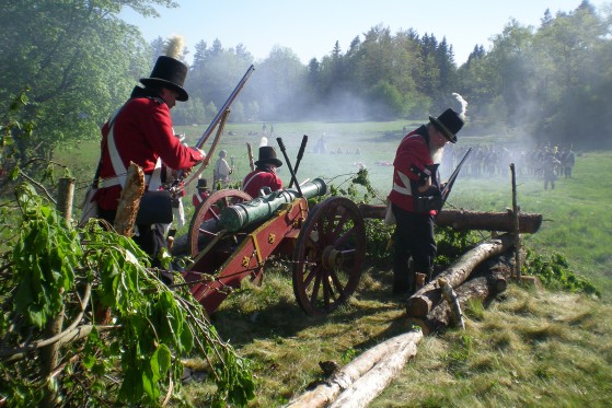 Start tidsmaskinen i weekenden</br>I 1700-tallet blev bønder tvangsudskrevet til landmilitsen. På trods af dårlig træning blev de sendt i kamp for Danmark i de store krige i 1700-tallet. Ved Gammel Estrup Herregårdsmarked 20.-21. juni skyder soldaterne med musketter og fyrer kanoner af.</br>Foto: Pr-foto/ Faaborg Kanonlav.