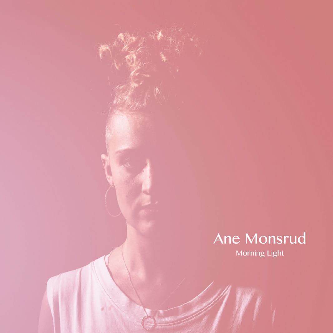 Ane Monsrud: En melankolsk musikkomet, der blev forelsket</br>Ane Monsruds nyeste single Morning Light er en kæmpe kærlighedserklæring, og hun skrev det på en morgen. Den adskiller sig markant fra det mere melankolske univers, hun ellers har færdes i.</br>Foto: PR-foto /Morten Rygaard