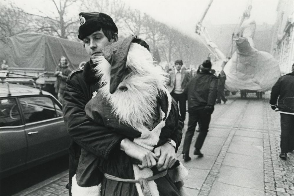 Manifester, julemandshær og Imagine peace på ARoS og Godsbanen</br>I julen 1974 gennemførte teatergruppen Solvognen en happening, hvor
<br />“julemænd” bl.a. invaderede et stormagasin og delte gaver ud fra hylderne.</br>Foto: Jon Bang Carlsen