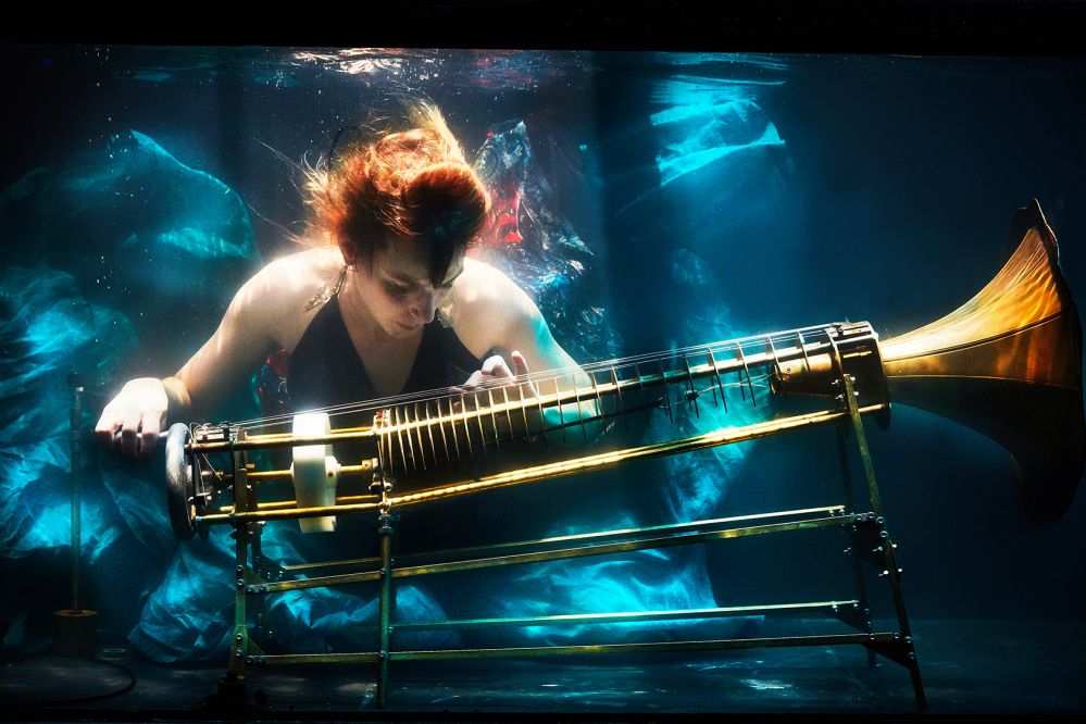Kan man synge og spille musik under vand?</br>Nanna Bech på instrumentet rotacorda.</br>Foto: Ambra Vernuccio