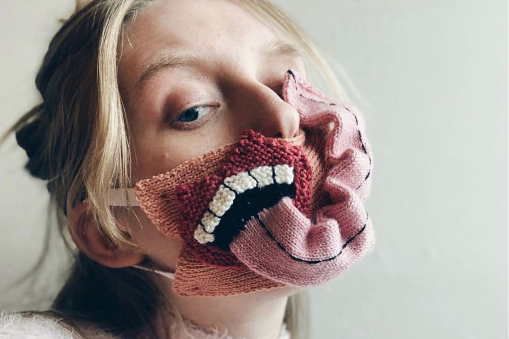 Et mundbind til din hjemmestrikkede garderobe</br>Den islandske kunstner og designer Ýr Jóhannsdóttir, der kalder sig Ýrúrarí, har fortolket ansigtsmasker og mundbind.</br>Foto: Ýr Jóhannsdóttir