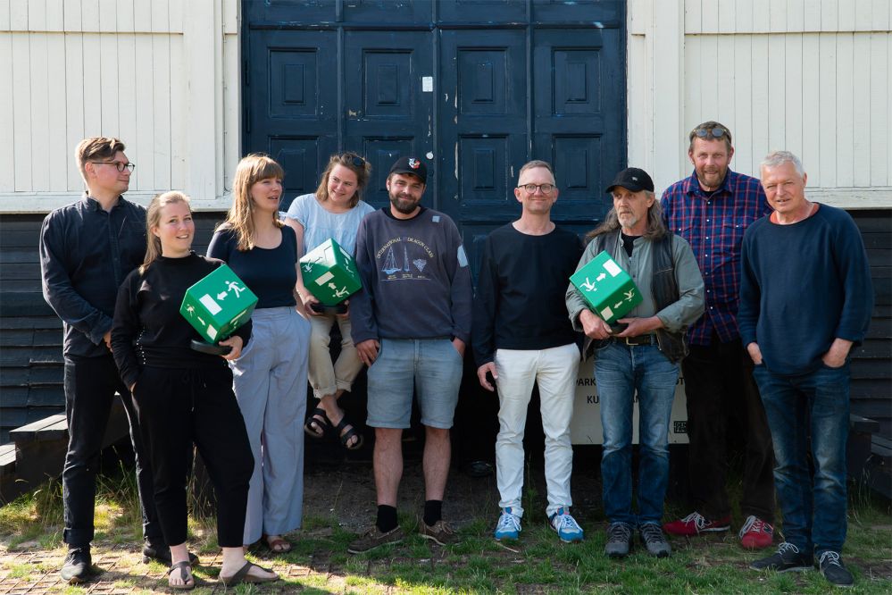 Tre kunstnerdrevne udstillingssteder modtager BKF-prisen</br>Rikke Ehlers Nilsson og Scott William Raby fra platformen f.eks., Mette Nisgaard Larsen, Karoline W. Andersen og Søren-Emil Schütt fra Til Vægs, Nis Rømer formand i BKF, Aksel Kror, René Schmidt og Jørn Lindhardtsen fra Skovsnogen – Deep Forest Artland.</br>Foto: Rine Rodin og BKF